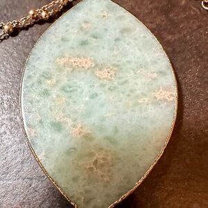 Pretty Green Stone Pendant Necklace w/extra long chain